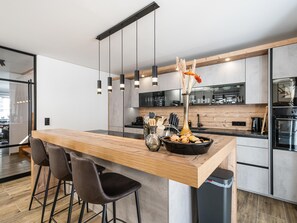 Een koelkast, een microgolfoven, een oven, een kookplaat