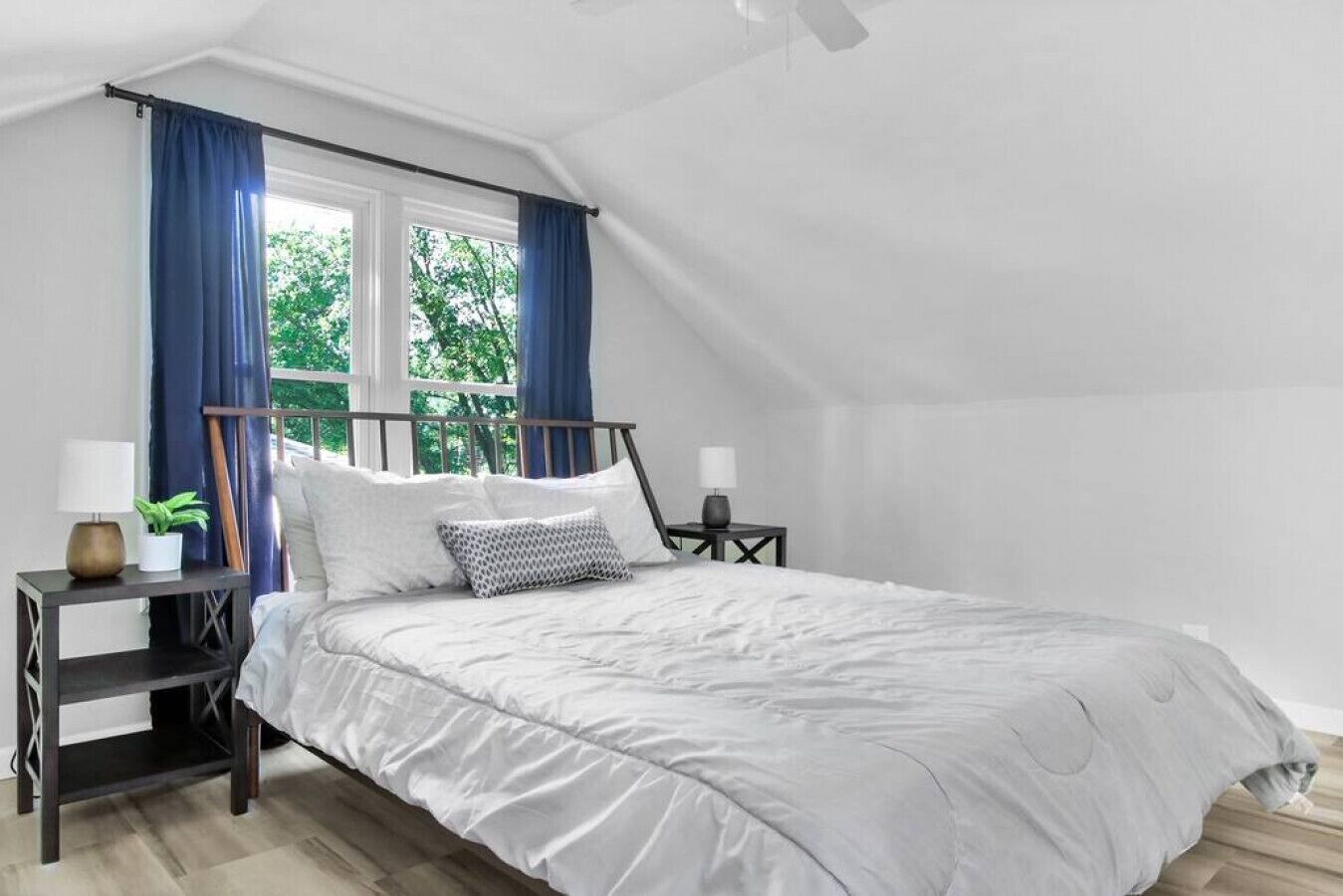 4 bedrooms, desk, iron/ironing board, WiFi