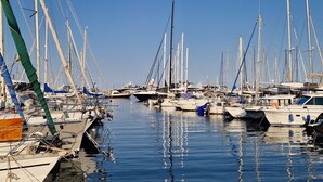 Ein Hafen mit mehreren vertäuten Booten.