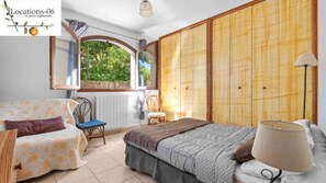 2 chambres, fer et planche à repasser, accès Internet, draps fournis