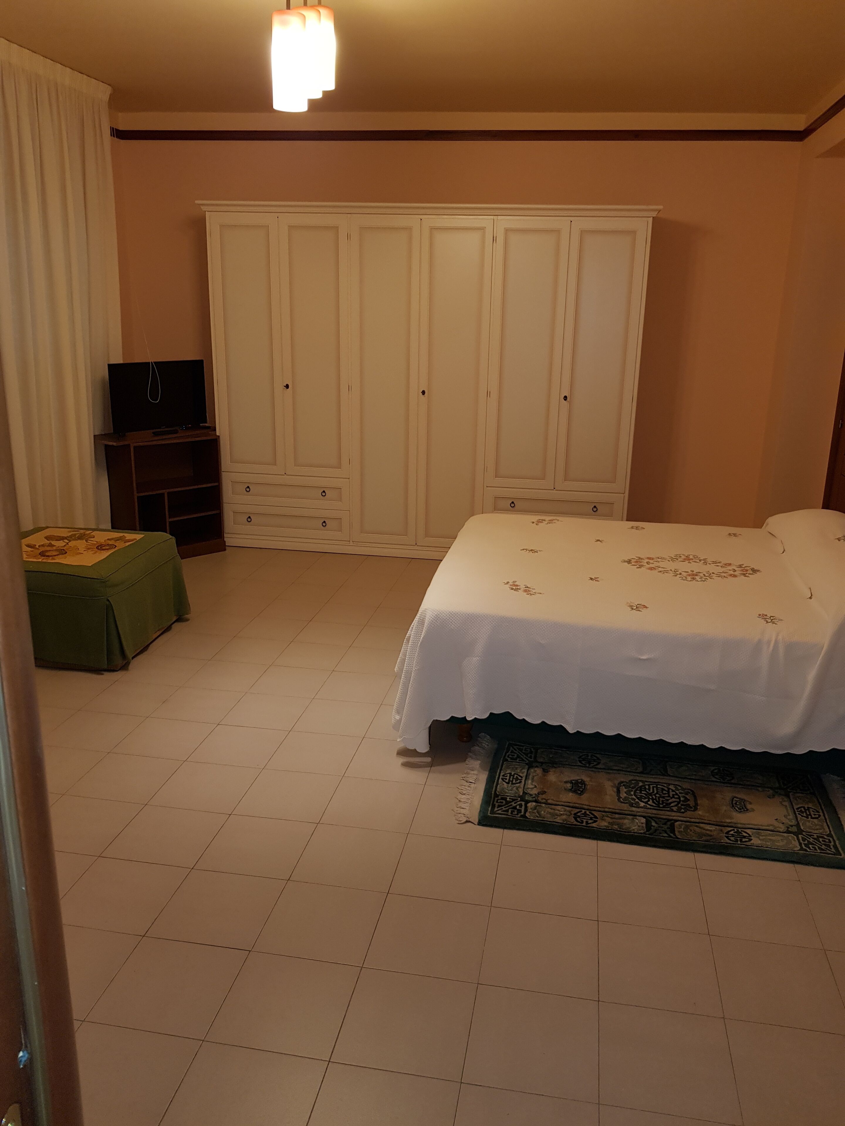 1 habitación, caja de seguridad en la habitación y escritorio 