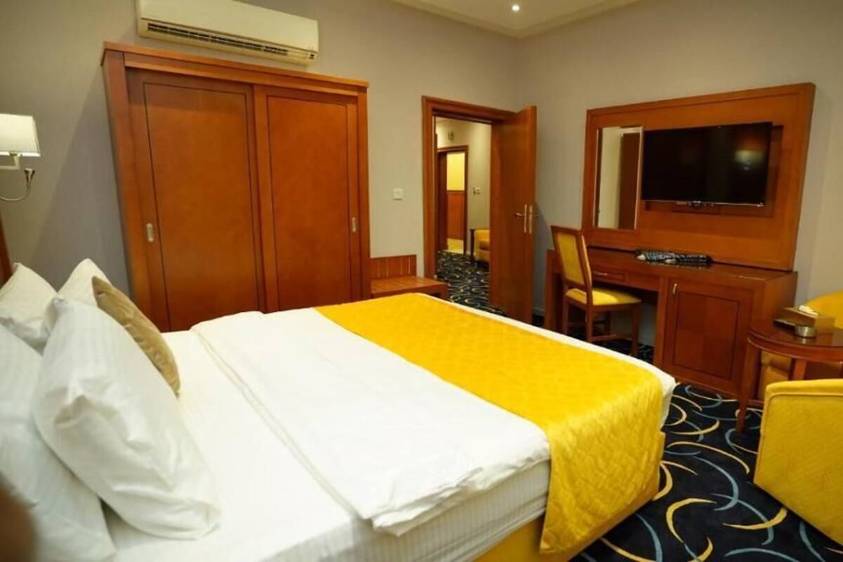 Executive Suite | Egyptian cotton sheets, premium bedding, pillowtop beds, in-room safe