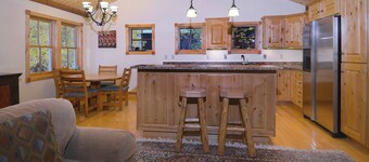 The Poppy,  Fantastic Elk Ave Location!!!