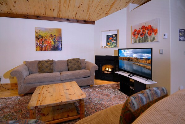 تلفزيون، مدفأة، مشغل دي في دي، مكتب