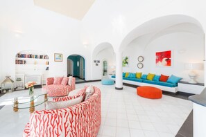 Smart TV, caminetto, lettore DVD