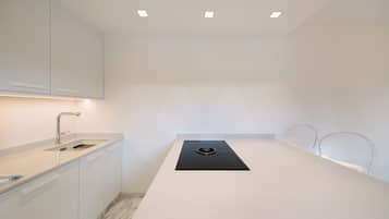 Kylskåp, mikrovågsugn, ugn och spishäll