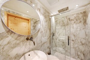 Shower, hair dryer, towels - Apartment "Roda A Parte" with Mountain View, Wi-Fi & Garden (Vigo di Fassa)