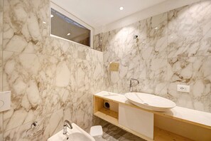 Shower, hair dryer, towels - Apartment "Roda A Parte" with Mountain View, Wi-Fi & Garden (Vigo di Fassa)