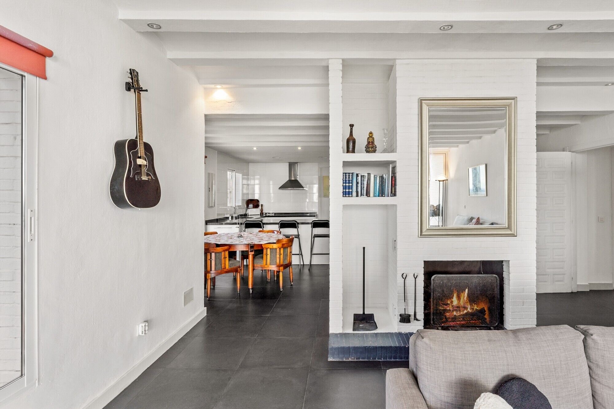 Televisión, chimenea y estéreo 