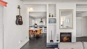 Televisión, chimenea y estéreo