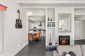 Una televisión, una chimenea, un reproductor estéreo