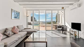 Televisie, een open haard en een stereo