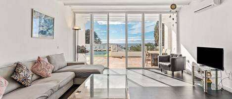 Una televisión, una chimenea, un reproductor estéreo