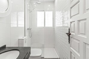 Dusch, hårtork och handdukar