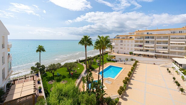 A hotel with a pool, palm trees, and a view of the ocean. - Apartment "Costabella Altea" with Mountain View, Pool, Wi-Fi, Garden & Terrace (Altea)