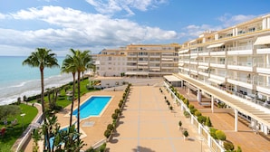 A hotel with a pool, multiple balconies, and a view of the ocean. - Apartment "Costabella Altea" with Mountain View, Pool, Wi-Fi, Garden & Terrace (Altea)