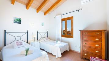 3 bedrooms, iron/ironing board, free WiFi, bed sheets