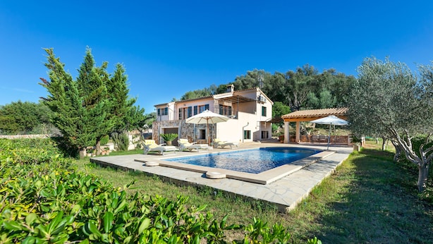 A house with a swimming pool, outdoor seating, and a garden. - Villa Son Allarga with Pool, Wi-Fi & Terrace (Costitx)