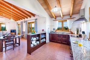 Fridge, microwave, oven, stovetop - Villa Son Allarga with Pool, Wi-Fi & Terrace (Costitx)