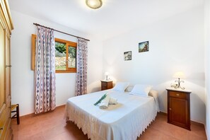 3 bedrooms, iron/ironing board, free WiFi, bed sheets