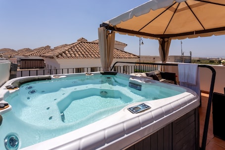 屋外スパ浴槽. Luxury Spa & Golf Villa Denton with Garden, Jacuzzi, A/C & Wi-Fi