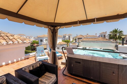 Luxury Spa & Golf Villa Denton with Garden, Jacuzzi, A/C & Wi-Fi