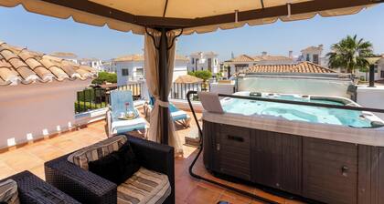 Luxury Spa & Golf Villa Denton with Garden, Jacuzzi, A/C & Wi-Fi