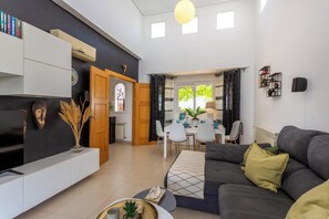 TV, DVD player, table tennis, stereo - Luxury Spa & Golf Villa Denton with Garden, Jacuzzi, A/C & Wi-Fi (La Torre Golf Resort)