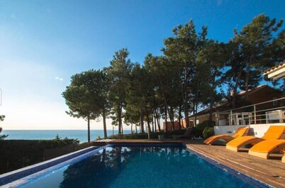 Modern Villa with Ocean views, Infinity Pool, Garden & Wi-Fi