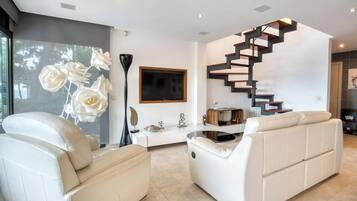 Een televisie, een open haard, een dvd-speler en een stereo