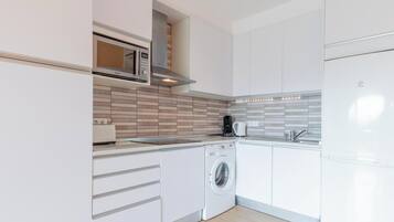 Køleskab, mikrobølgeovn, ovn, kogeplade