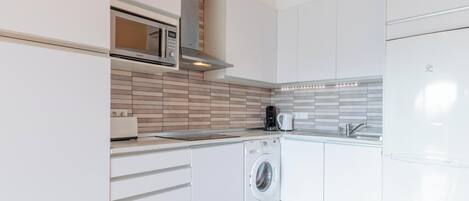 Een koelkast, een microgolfoven, een oven, een kookplaat