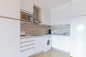 Een koelkast, een magnetron, een oven, een kookplaat