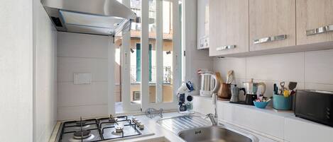 Kühlschrank, Mikrowelle, Ofen, Herdplatte