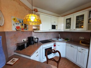 Kühlschrank, Mikrowelle, Ofen, Geschirrspüler