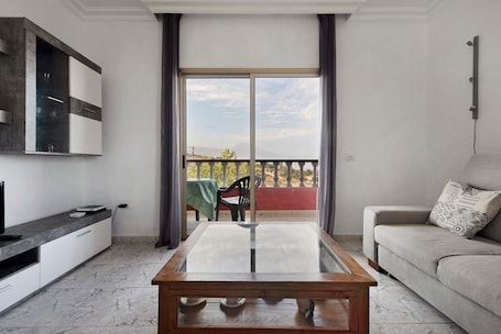 TV. Finca Jalón de Cameros with Sea View, Mountain View, Wi-Fi, Terrace & Garden
