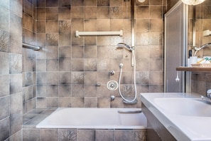Badewanne, Haartrockner, Handtücher
