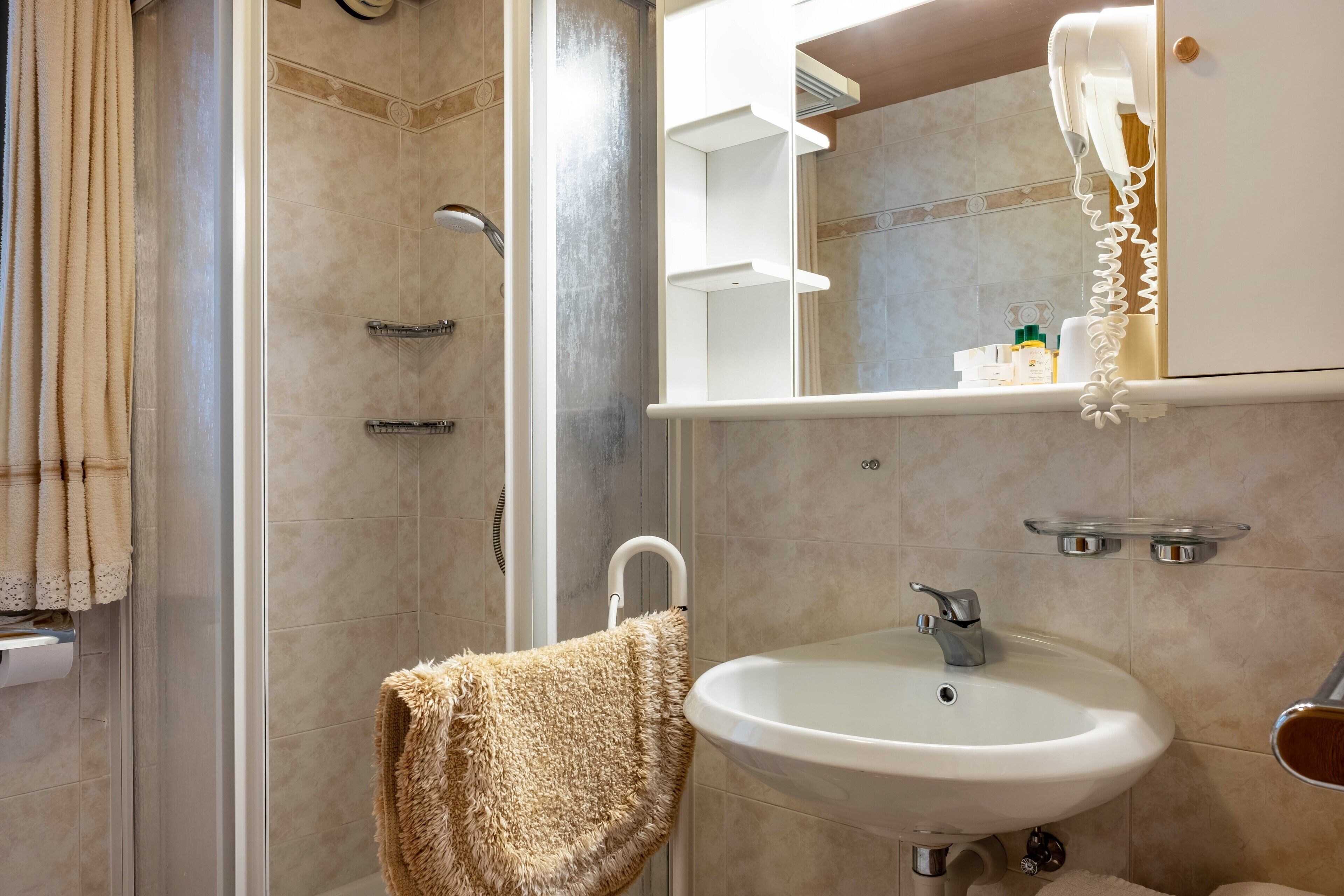 Badewanne, Haartrockner, Handtücher