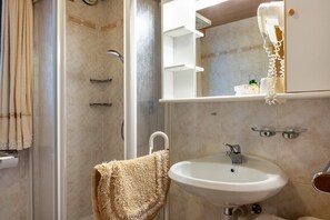 Bañera, secador de pelo, toallas