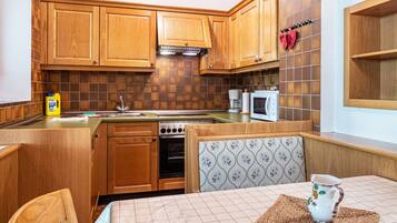 Frigorifero, microonde, forno, piano cottura