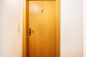 Une porte en bois avec un trou de serrure et une serrure.
