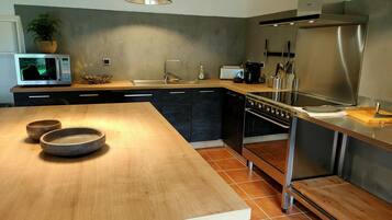 Cafeteira/chaleira, geladeira, micro-ondas, fogão
