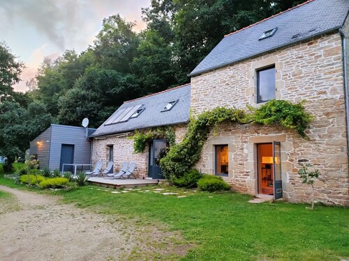 Grange 18e du moulin de Kerguerhent, sa rivière, sa forêt et ses prairies. 