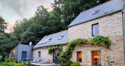 Grange 18e du moulin de Kerguerhent, sa riviĂšre, sa forĂȘt et ses prairies.