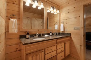 Sèche-cheveux, serviettes fournies