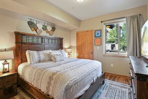 2 bedrooms, premium bedding, iron/ironing board, travel cot - Downtown WP Condo 613 I Pool I Club House I Hot Tub I Views I Bunk Room I Discounted Attractions (Winter Park)