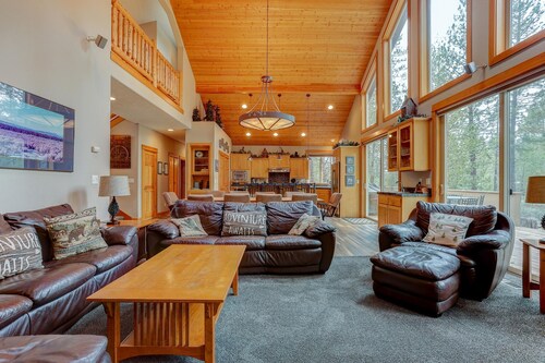 5BR+Bunk,5.5BA,4 King,Near SHARC Pool,Hot tub,WiFi,A/C,Bikes,EV Chrg