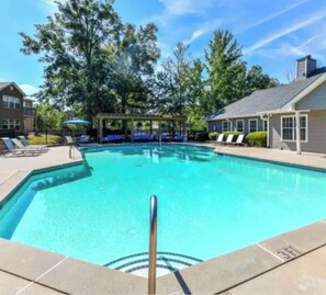 Una piscina al aire libre