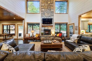 Fernseher, Kamin, Videospiele, Arbeitsbereiche