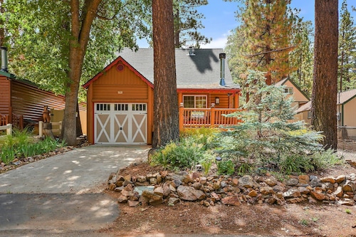 Stepping Back in Time by Destination Big Bear : Nestled in Moonridge Close to Both Resorts, Hiking & Biking Trails!